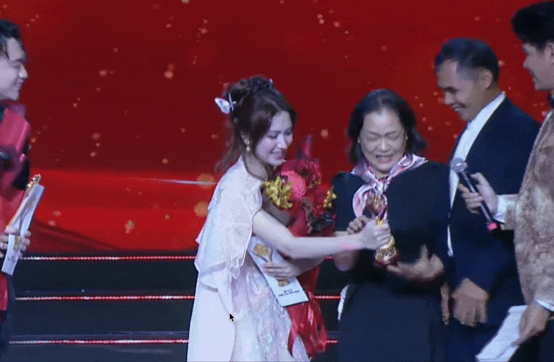 Hòa Minzy bị chỉ trích cướp sóng ở Mai Vàng