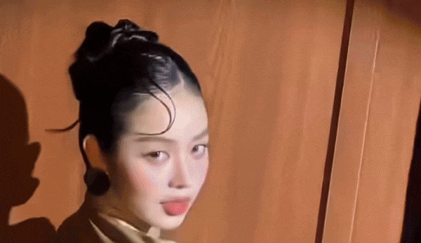 Hoa hậu Thanh Thủy và hàng trăm nghệ sĩ đổ bộ lễ trao giải kéo dài đến nửa đêm