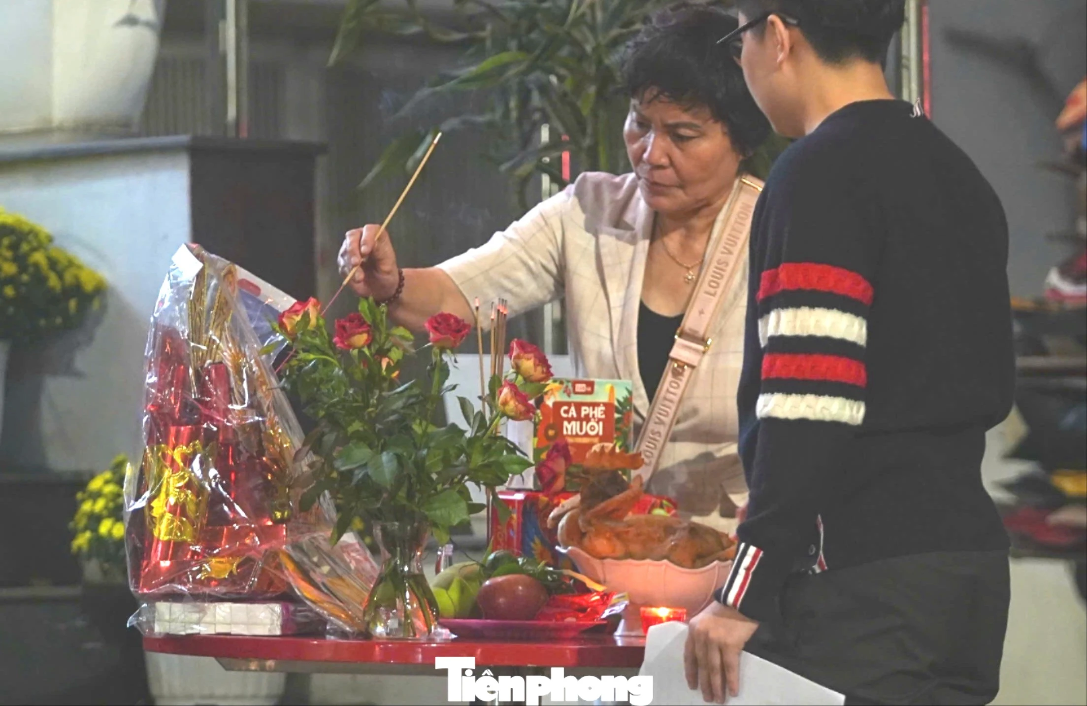Không khí cúng Giao thừa tại Hà Nội: Mâm lễ tươm tất, lòng thành dâng trời đất