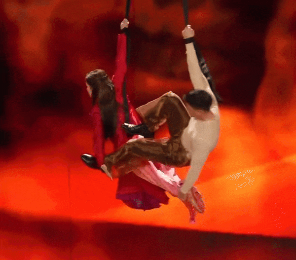 Hòa Minzy treo người không dùng dây an toàn