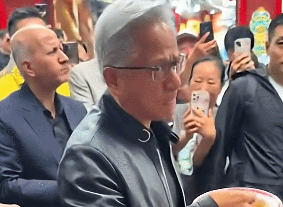 CEO Nvidia mặc áo da, đứng ăn mì bình dân dù Bắc Kinh nóng 30 độ