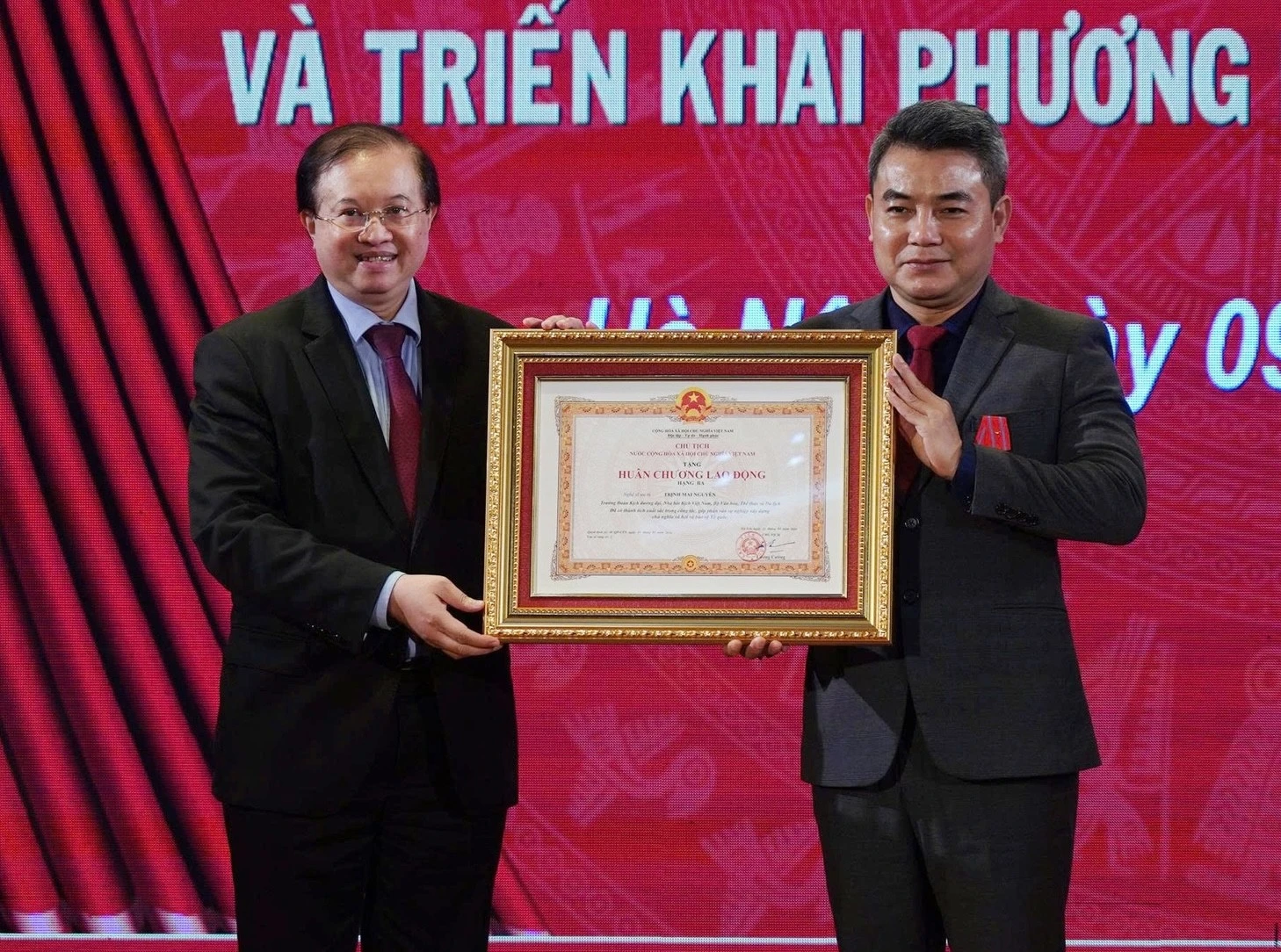 Nhà Hát Kịch Việt Nam Tổng Kết 2025, Vinh Danh NSƯT Trịnh Mai Nguyên Với Huân Chương