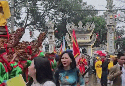 MC Mỹ Vân thoát chết ở lễ hội