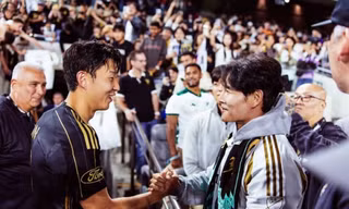 Kim Jong Kook gây chú ý tại Los Angeles khi ôm Son Heung Min