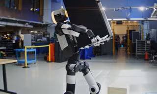 'Gây sốt' video robot hình người nâng và di chuyển một chiếc tủ lạnh nặng 23kg