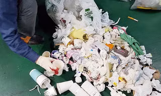 Người thu gom rác nhặt được gần 500 triệu đồng và hưởng toàn bộ sau 6 tháng