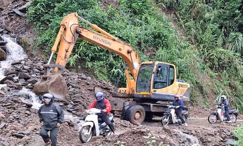 Đất đá tràn xuống Quốc lộ 43