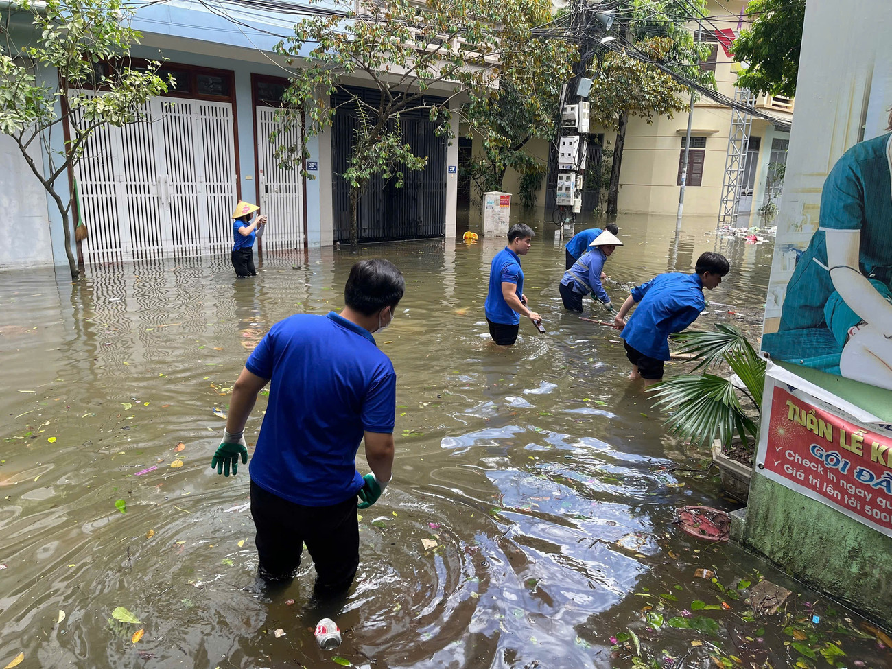 Thanh niên phường Hạc Thành hỗ trợ vớt rác thải, dọn dẹp vệ sinh môi trường 9c4d9cab-49a4-4663-93e4-f3922861a39a.jpg
