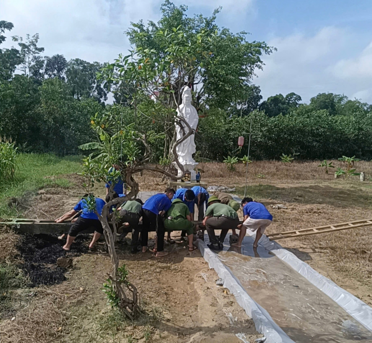 Các bạn trẻ xã Thọ Phú cùng lượng chức năng khắc phục thiệt hại sau mưa bão 9c7eb222-4d99-472f-920a-3ba6a82b79cf-1-201-a.jpg