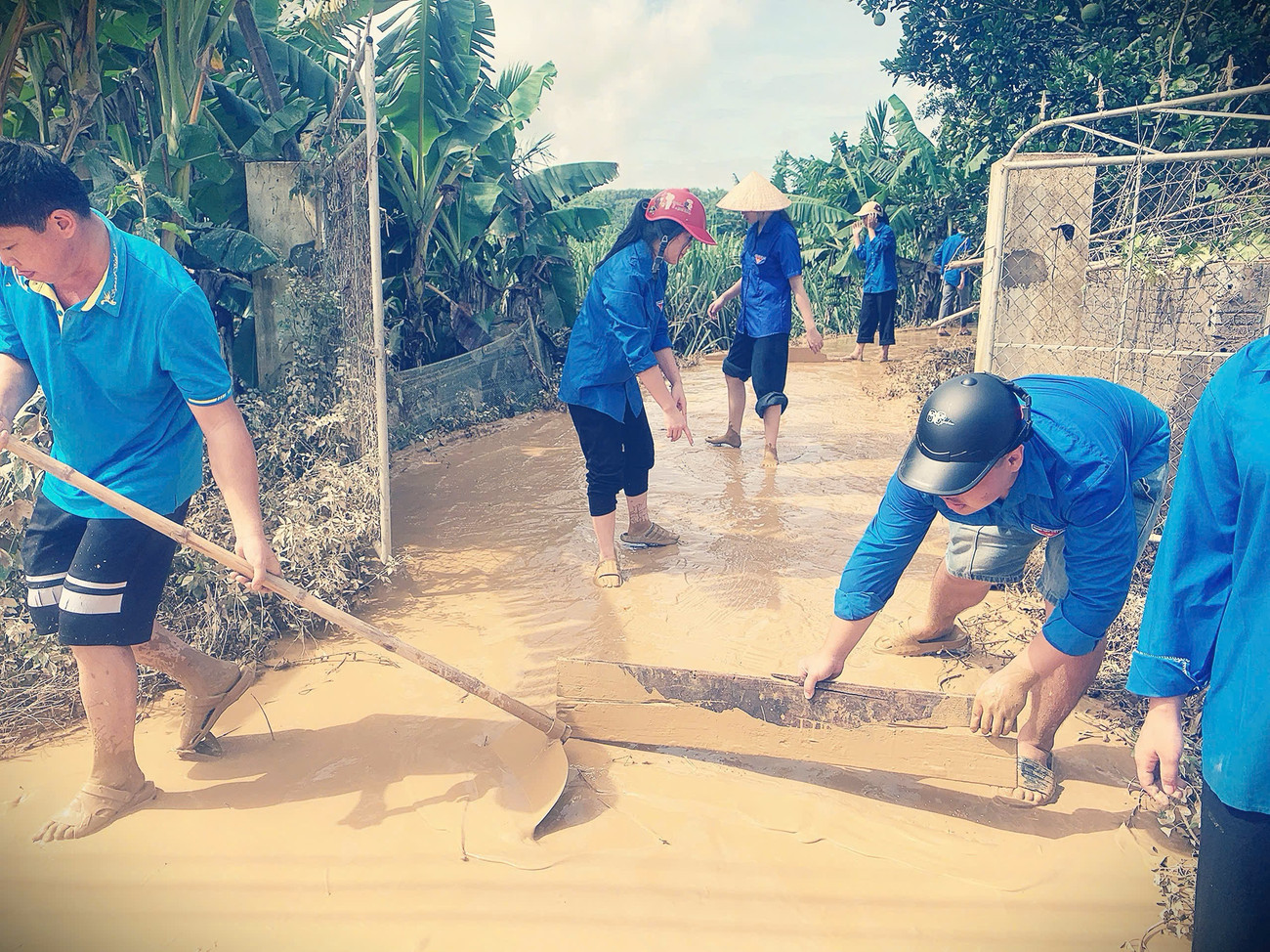 Đoàn viên thanh niên xã Tân Thành dọn dẹp vệ sinh, hỗ trợ người dân sau bão ec656a427323fa7da332.jpg