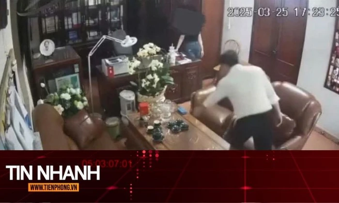 TIN NHANH: Người đàn ông thân mật với nhiều phụ nữ bị buộc thôi việc