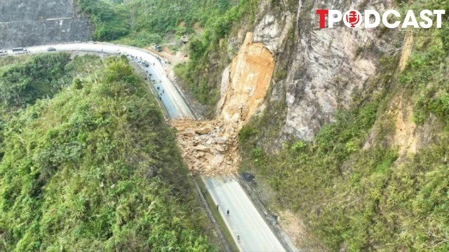 NÓNG 15/12: Vì sao hàng nghìn mét khối đất đổ xuống đường giữa thời tiết đẹp ở Quốc lộ 6?