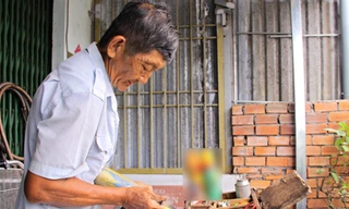 Đạp xe khắp TPHCM làm nghề xưa, bác thợ U70 mong mỗi ngày đủ tiền mua 1kg gạo
