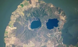 Núi lửa 'mắt lồi' trên bán đảo hình đầu lâu nhìn chằm chằm vào không gian