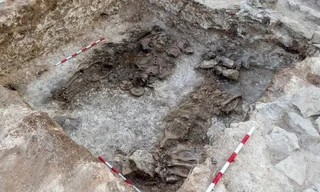 'Chúa tể Sakar' được chôn cùng vòng hoa bằng vàng tuyệt đẹp