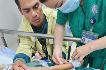 Nhờ tiêm thuốc giải độc Botulinum kịp thời, súc khoẻ các con của anh Mía đã có chuyển biến tích cực.