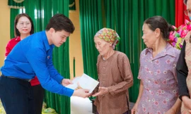 Anh Đào Tuấn Anh – Bí thư Đoàn Thanh niên, Chủ tịch Hội Sinh viên Trường Đại học Công đoàn trao tặng quà hỗ trợ bà con nhân dân bị ảnh hưởng bởi bão, lũ.