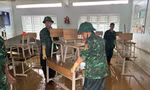 Bộ đội Biên phòng Khánh Hòa giúp người dân cào bùn dọn lũ