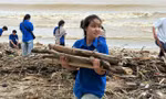 Gần 1.000 đoàn viên, thanh niên dọn rác bờ biển Nha Trang sau mưa lũ