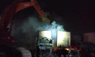 4 xe container bị thiêu rụi lúc rạng sáng ở Hải Phòng