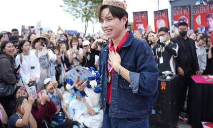 Hàng nghìn khán giả vây kín 30 anh trai