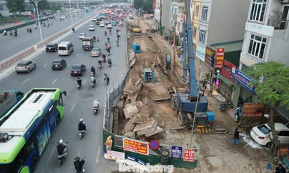 Dựng hàng rào thi công hầm chui Cổ Linh, giao thông có dấu hiệu ùn tắc