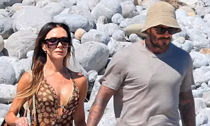 Không tin nổi đây là Victoria Beckham ở tuổi 52