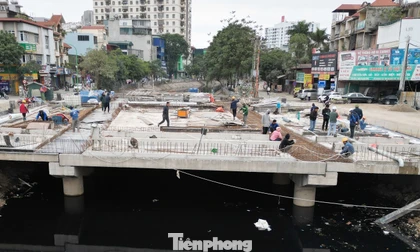 Sau thập kỷ dang dở, cầu vượt sông Lừ trên Vành đai 2,5 chính thức hợp long