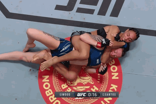 Taila Santos ra đòn hạ gục Joanne Wood.