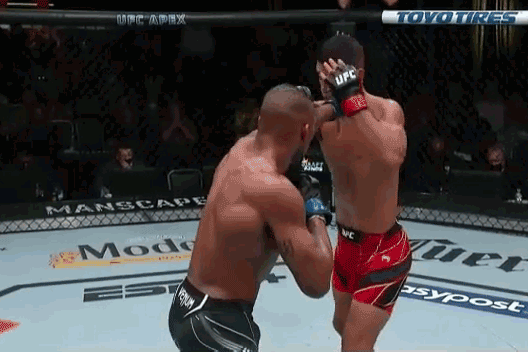 Khaos Williams ra đòn hạ gục Miguel Baeza.