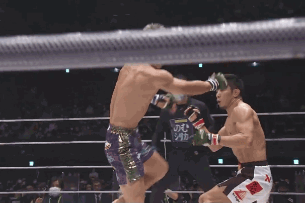 Đòn gối bay giúp Juntaro Ushiku hạ knock-out Yutaka Saito.