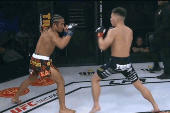 Yuma Horiuchi ra đòn hạ gục đối thủ.