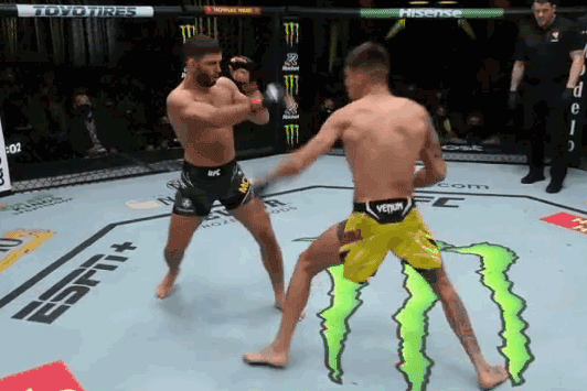 Joel Alvarez ra đòn liên tiếp khiến Thiago Moises bị choáng.