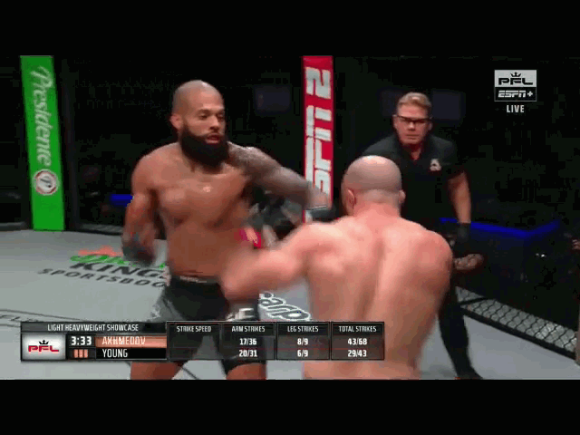 Jordan Young tung cú đấm móc hạ knock-out Omari Akhmedov.