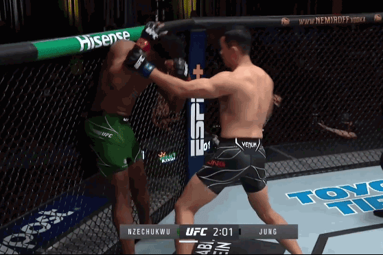 Da Un Jung tung đòn chỏ hạ gục đối thủ.