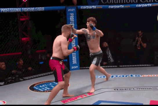 Brandon Jenkins hạ đo ván Jacob Kilburn bằng cú lên gối cực mạnh.