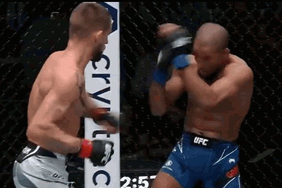 Cú ra đòn giúp Nate Maness giành chiến thắng.