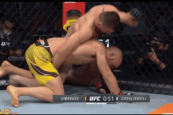 Những cú đấm cực mạnh đã giúp Merab Dvalishvili hạ knock-out Marlon Moraes.