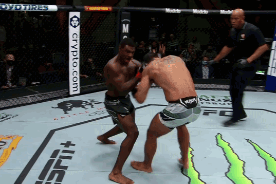 Joaquin Buckley ra đòn hạ knock-out Antonio Arroyo.