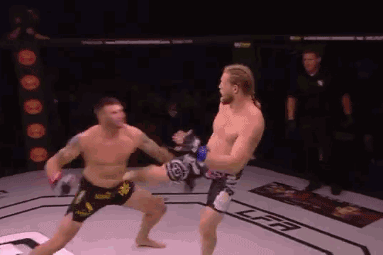 Jordan Heiderman ra đòn quyết đoán hạ knock-out đối thủ.