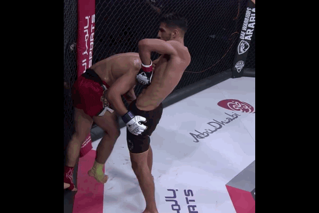 Asael Adjoudj siết cổ khiến Ozodbek Azimov phải đầu hàng.