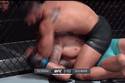 Andre Petroski ra đòn liên tiếp vào đầu Micheal Gillmore.