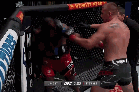 Dustin Jacoby ra đòn hạ knock-out Darren Stewart.