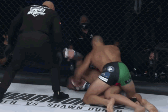 Andre Fialho ra đòn liên tiếp khiến Lincoln Puig bất tỉnh.