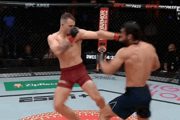 Josh Quinlan ra đòn cực mạnh khiến Logan Urban choáng váng.