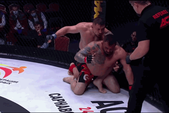 Evgeny Goncharov ra đòn hạ knock-out Daniel Omielanczuk.