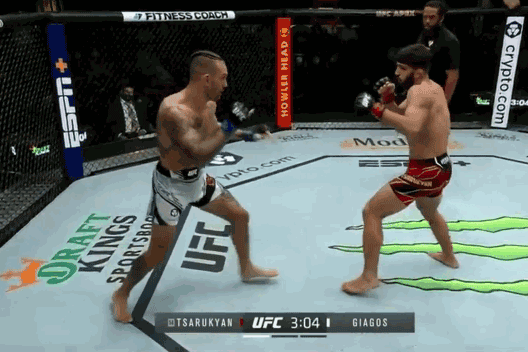 Arman Tsarukyan tung đòn chỏ cực nhanh hạ knock-out đối thủ.