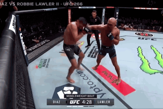 Robbie Lawler ra đòn cực mạnh khiến Diaz ngã gục.