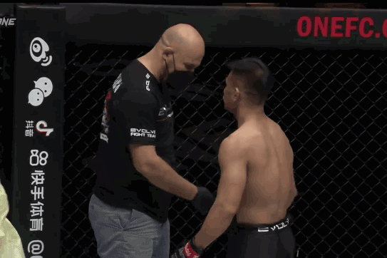 Eko Roni Saputra hạ knock-out Peng Shuai Liu.