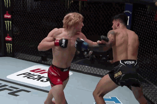 Paddy Pimblett ra đòn tấn công Luigi Vendramini.